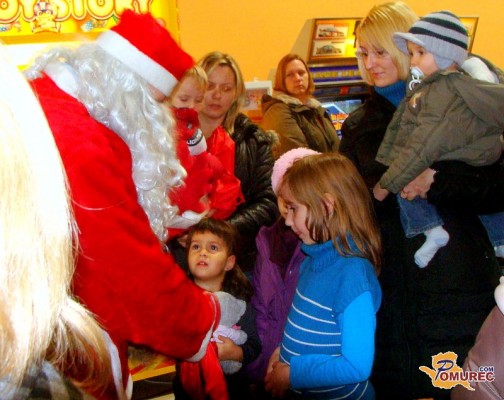 FOTO: Božiček prispel v Maximus